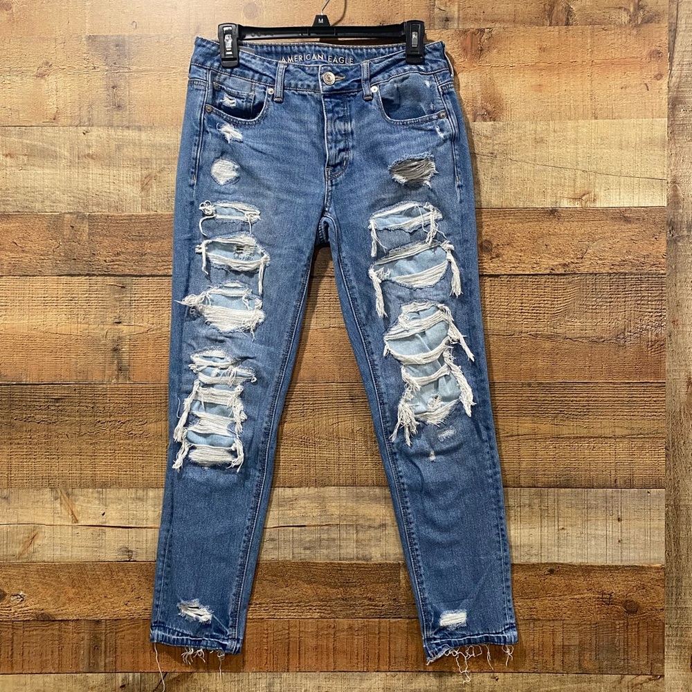 American Eagle Tomgirl Ripped & Distressed Relaxed Jeans Size 2 Regular